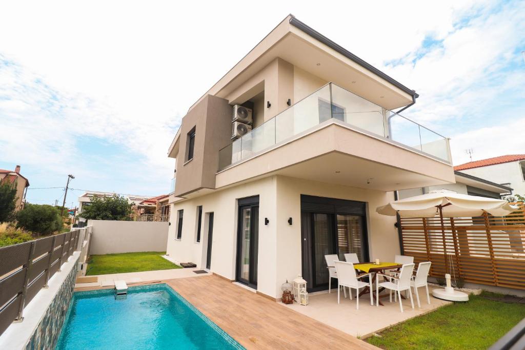 how much does it cost to resurface a pool